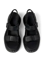 Sandalias negras con plataforma gruesa y tiras ajustables con velcro.