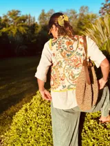 Chaleco con estampado floral, ribeteado con una cinta al bies color amarillo flúor.