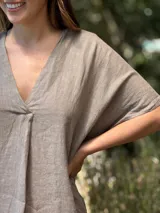 Vestido largo azul marino de lino italiano, con escote en V, mangas cortas y bolsillos laterales.