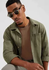 Camiseta de manga corta, cuello redondo y calce regular, color amarillo mostaza jaspeado.