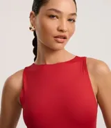 Body básico color rojo, con cuello halter, sin mangas y confeccionado en poliamida. Tiene forro en el busto.