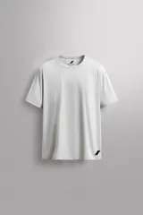 Remera deportiva color rosa claro, de tejido técnico ligero y elástico con estructura. Cuello redondo, manga corta, costuras planas y logo estampado.
