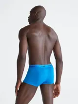 Pack de tres bóxers Calvin Klein de microfibra elástica en tonos de azul, con cintura elástica con logo de la marca.
