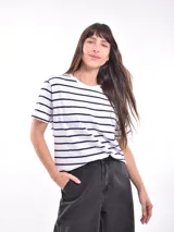Remera blanca con rayas horizontales azul marino, de corte recto y manga corta.