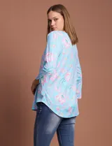 Blusa de seda fría estampada con flores en tonos celeste y rosa, marca Ruby Rd. Tiene cuello redondo con escote en V entrelazado y mangas 3/4 acampanadas.