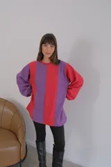 Buzo de mangas largas con diseño de bloques de color en marrón, gris y beige.