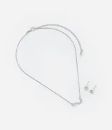 Conjunto de collar y aros plateados con circonitas. El collar es corto con colgantes de diamantes de imitación y los aros son de forma ovalada con circonitas.