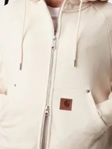 Campera negra con capucha ajustable, cierre frontal con cremallera, bolsillo tipo canguro con remaches metálicos y logo cuadrado en el frente.