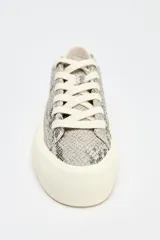 Zapatillas deportivas con estampado animal, suela con plataforma y cierre mediante cordones.