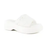 Sandalias de cuero sintético color hueso, con plataforma y tira ancha acolchada sobre el empeine.