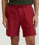 Bermuda de playa recta color mostaza, con textura de rayas y lazo en la cintura.