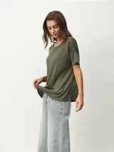 Remera verde oliva de tejido waffle con cuello redondo y mangas cortas.
