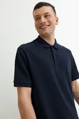 Remera polo gris de manga corta con cuello clásico y tapeta de dos botones.