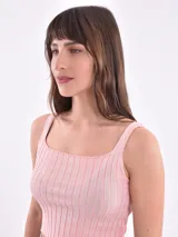Musculosa de punto acanalado color rosa, con breteles anchos y escote cuadrado.