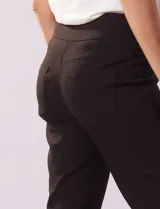 Pantalón negro de gabardina elastizada con pretina ancha elastizada, bolsillos delanteros simulados, bolsillos traseros aplicados y ruedo calado.