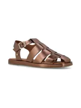 Sandalia plana tipo cangrejera color bronce, con tres tiras y pulsera de ajuste con hebilla metálica.