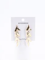 Aros colgantes dorados con forma de hojas en cascada.