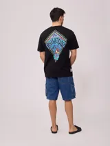 Remera de algodón con lavado, color celeste verdoso, de corte holgado (loose fit) y cuello redondo. Presenta un pequeño estampado gráfico en el pecho.