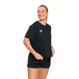 Camiseta deportiva negra de manga corta y cuello redondo, corte holgado y ligeramente recortado (cropped), con el logo Umbro bordado en blanco en el pecho.