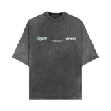 Remera de algodón 100% con efecto acid wash gris oscuro y estampado en la espalda con el logo "Venefo" en celeste, junto con texto que dice "Industries Company | 004®1994 Worldtribe Co".