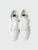 Championes Golden Goose modelo Ball Star, color blanco con detalles en gris. Confeccionados en cuero, con cordones y estrella distintiva de la marca en el lateral. Suela con efecto vintage.