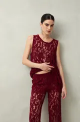 Pantalón de encaje floral color borgoña, de corte ancho y con transparencias.