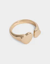 Anillo dorado con dos corazones grandes en los extremos.