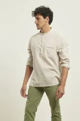 Camisa amarilla de lino con cuello mao y manga larga.