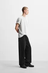 Pantalón de jean celeste con efecto lavado, corte amplio tipo baggy y cinco bolsillos.
