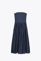 Vestido midi azul marino de popelín, con escote recto palabra de honor, hombros descubiertos, detalle de pliegues y forro interior combinado. Cierre lateral con cremallera oculta.