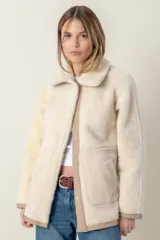 Campera camisa reversible confeccionada 100% en cuero ovino color azul, hecha en Uruguay. Con broches y bolsillos de ambos lados. Cuello con doble corderito.