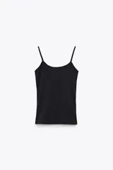 Camiseta negra ajustada de tirantes finos y escote redondo.