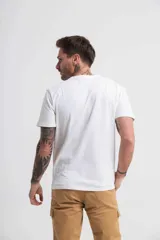 Remera blanca de algodón de corte clásico.