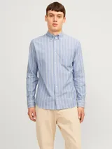 Camisa de vestir celeste con rayas verticales blancas, de manga larga y cuello abotonado.