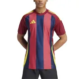 Camiseta de fútbol Adidas Striped 24, color burdeos con rayas verticales azul marino y detalles en amarillo.