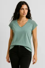 Remera color verde agua con cuello en V, mangas cortas con detalle de encaje y corte holgado.