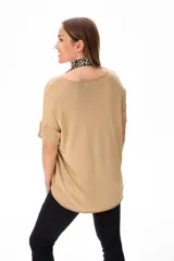 Remera color camel de viscosa, con mangas cortas y cuello redondo.