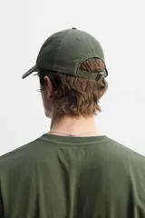 Gorra verde militar de algodón con efecto lavado y visera curva.