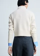 Jersey de punto color crudo, de corte recto y cuello perkins.