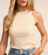 Musculosa azul marino texturizada con cuello halter.