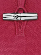 Bolso bandolera Longchamp modelo Le Roseau, color fucsia, con correa fina ajustable y cierre con broche metálico.
