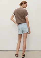 Short de jean de tiro medio, color celeste claro, con bajo deshilachado y aberturas laterales en el ruedo.