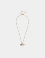 Collar corto con cadena dorada y dijes esmaltados: gato de la suerte japonés, cereza y corazón rojo.
