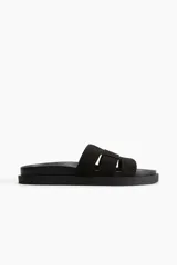 Sandalias negras con acabado cepillado suave, tira ancha y plantillas preformadas.