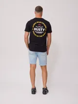 Remera negra de algodón con estampado en la espalda con el logo de Rusty y la frase "Global Wave Chasers".