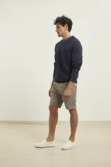 Sweater marrón de punto fino con cuello redondo y mangas largas.