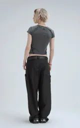 Remera gris de manga corta, corte ajustado y largo a la cadera.