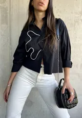 Camisa negra de corte cropped con diseño original en relieve, ideal para un look moderno.