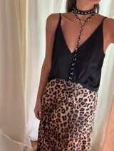 Gargantilla tipo choker de cuero sintético negro, con apliques de estrellas y remaches plateados. Se cierra con cadena y mosquetón para ajustar el largo.
