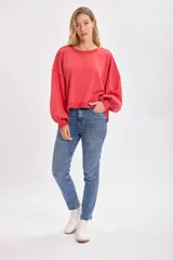 Pantalón de jean azul de corte recto, con tiro medio y lavado claro.